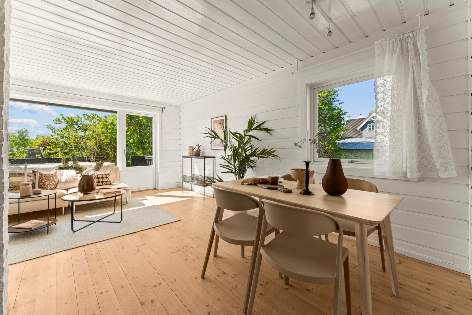 Åpen stue og spisestue som skaper naturlige soner og gjør det enkelt å møblere etter eget ønske. Galleribilde