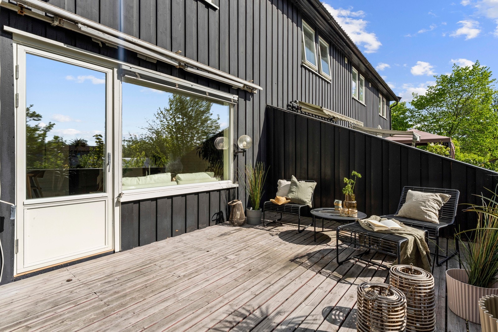 Løkkeveien 5A har en solrik og vestvendt beliggenhet, med terrasse og videre utgang til gressplen og felles grøntarealer. Galleribilde