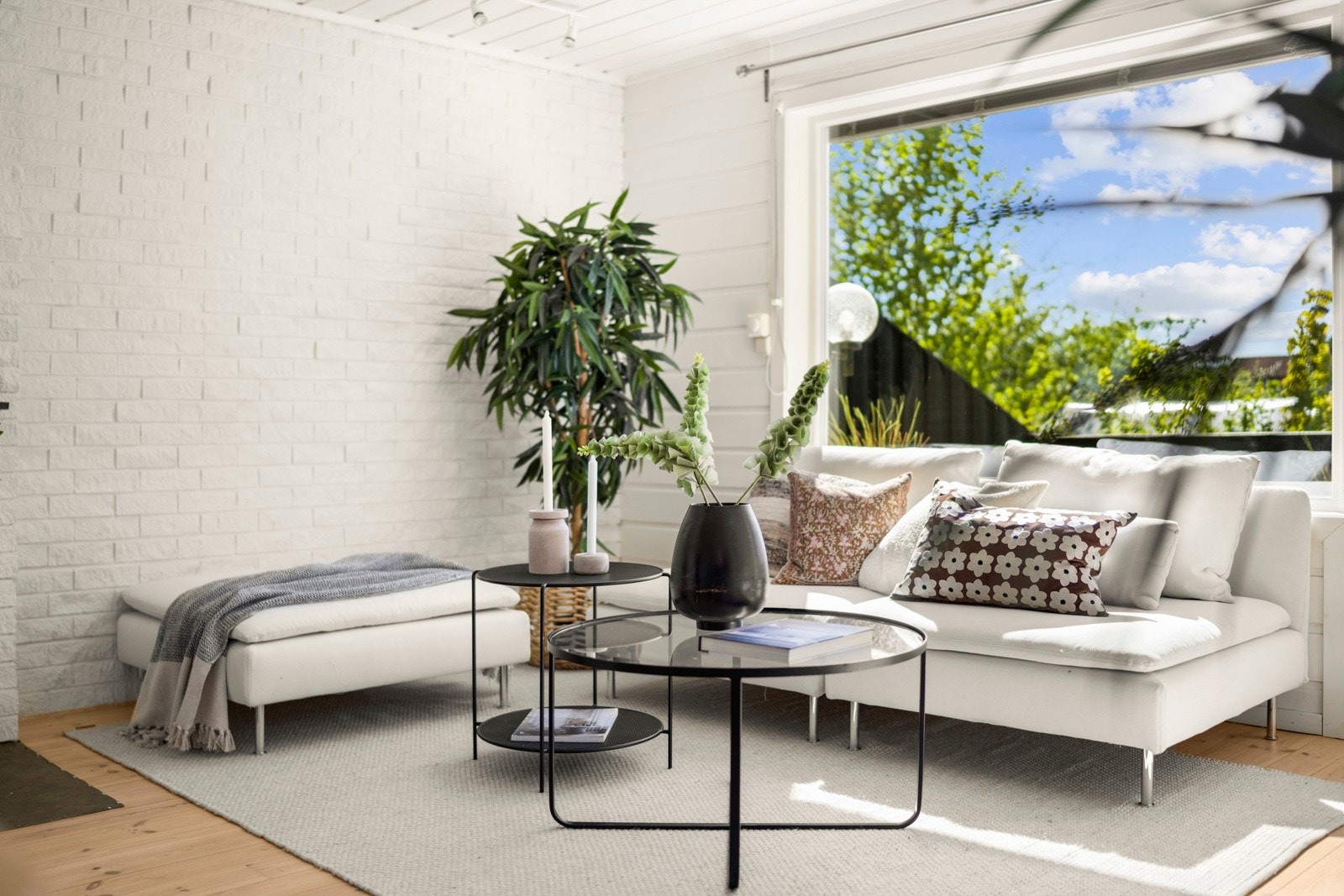 Store vinduer som slipper inn rekelig med naturlig lys. Galleribilde