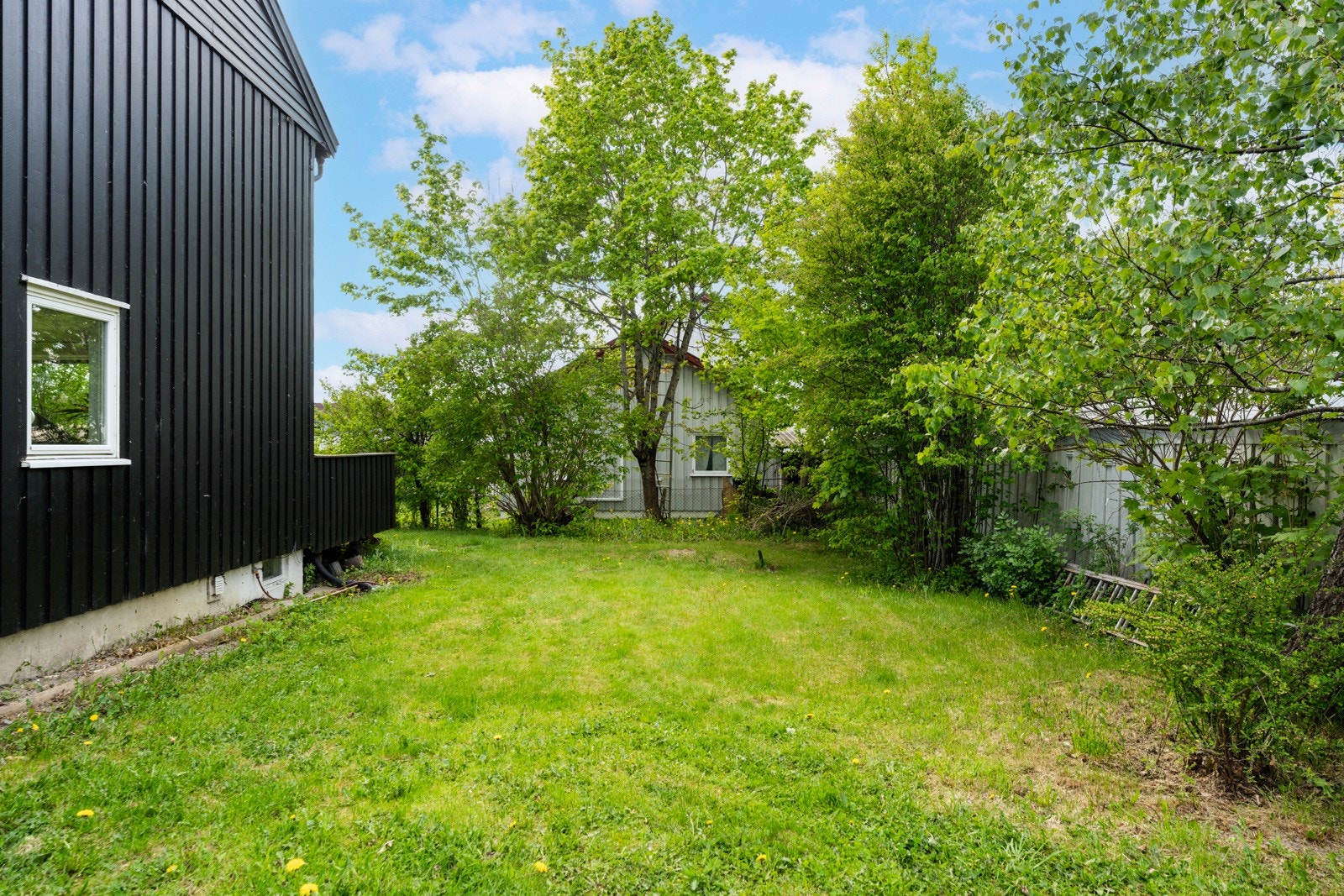 Løkkeveien 5A ligger i et veletablert og meget attraktivt boligområde i Ås sentrum. Området består hovedsakelig av småhus-/eneboligbebyggelse og er preget av eldre eneboliger som sjeldent blir omsatt. Galleribilde