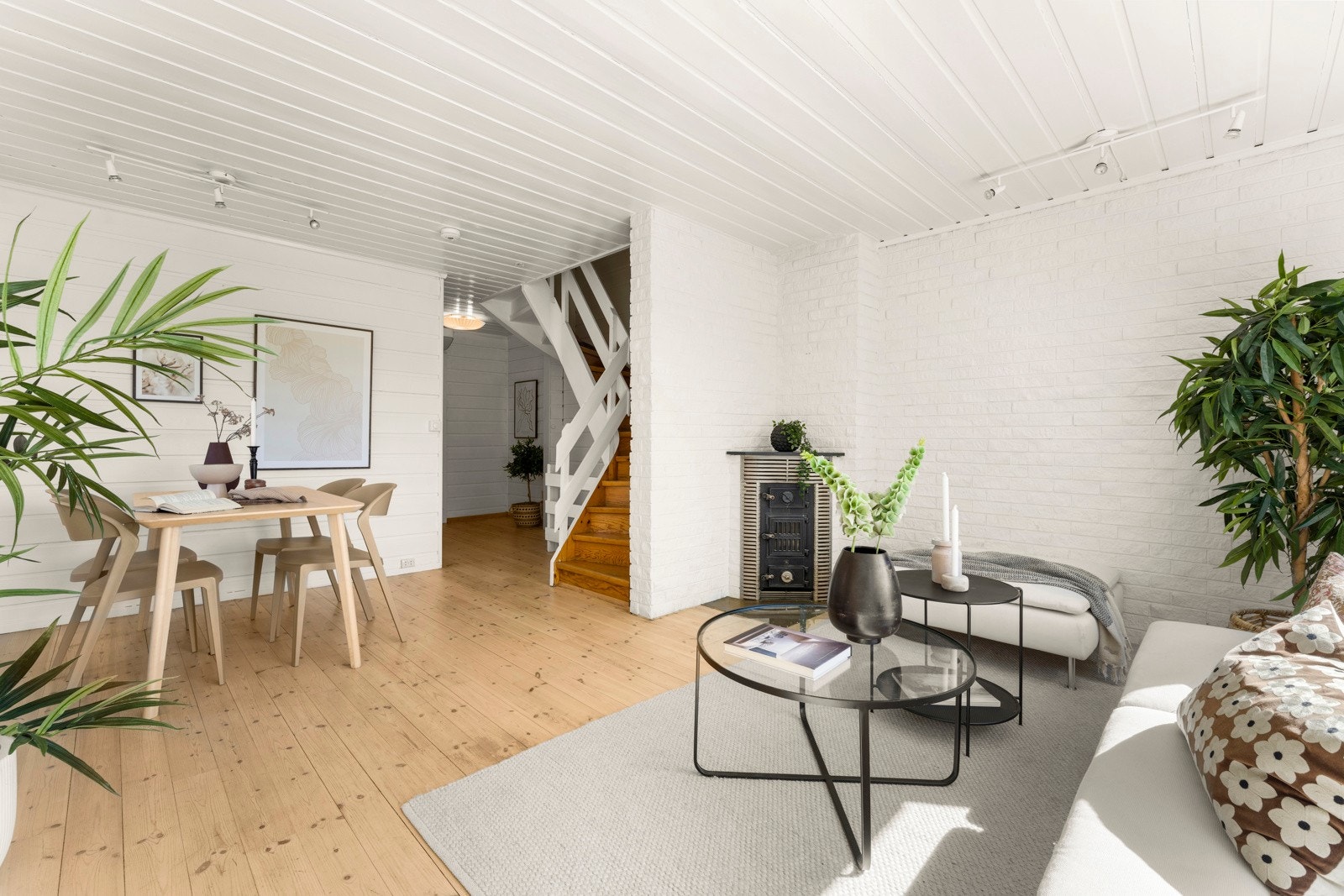 Stuen har naturlige og gode møbleringsmuligheter, med god plass for TV-stue og spisestue. Galleribilde