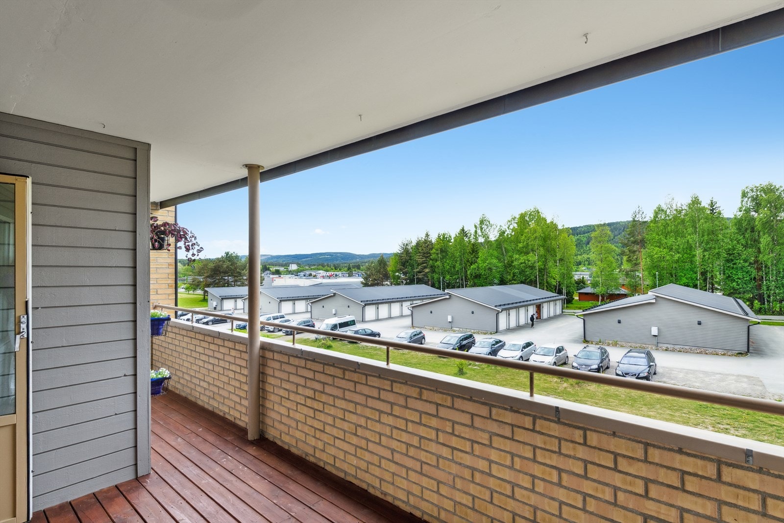 Balkongen er overbygget og har gode solforhold Galleribilde