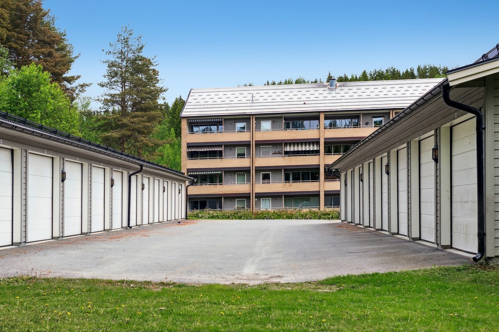 Leiligheten disponerer en garasje i rekke Galleribilde