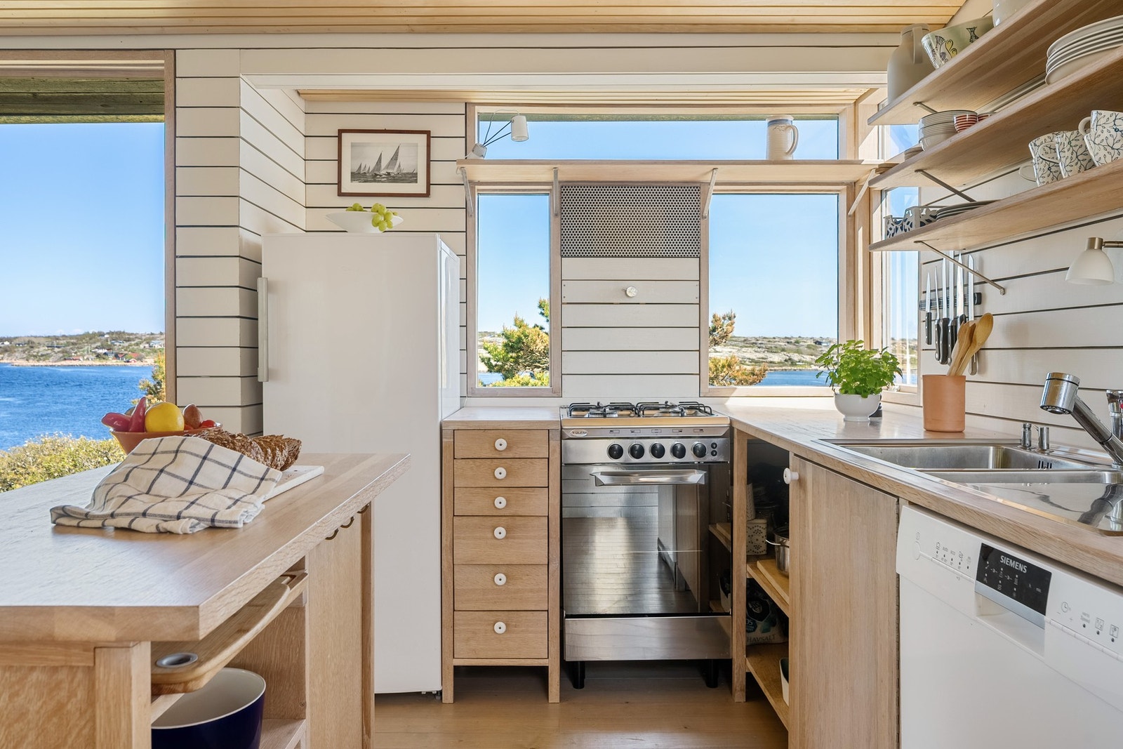 Kjøkkenet er utstyrt med oppvaskmaskin, gasskomfyr og kjøleskap. Galleribilde