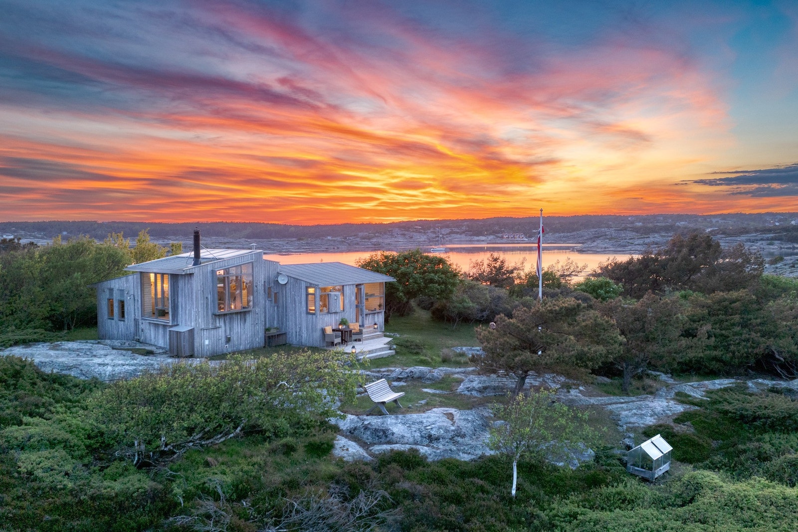 Dette er en svært sjarmerende hytte med usjenert og privat beliggenhet på Vesterøy, Hvaler Galleribilde