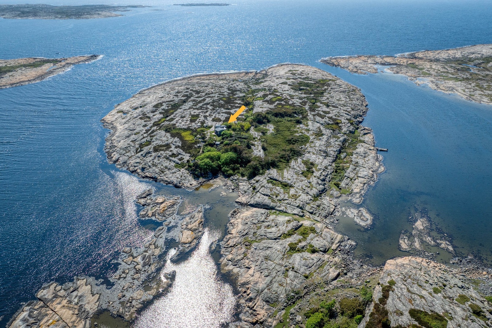 Her, midt i Ytre Hvaler nasjonalpark med strender, glatte svaberg og havgapet rett ut for døren, kan du nyte naturen fult ut, Galleribilde