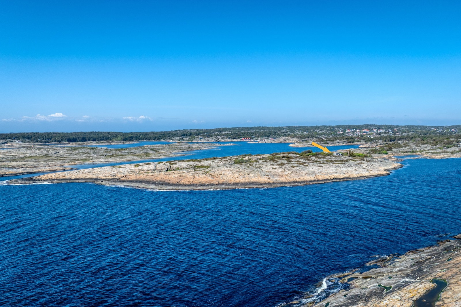 Herfra kan du enkelt ta turen til Skjærhalden, Kosterøyene, Brattestø, Akerøya, Vesleøy og handelsområdet Ødegårdskilen med båthavn, matbutikker og restauranter. Galleribilde
