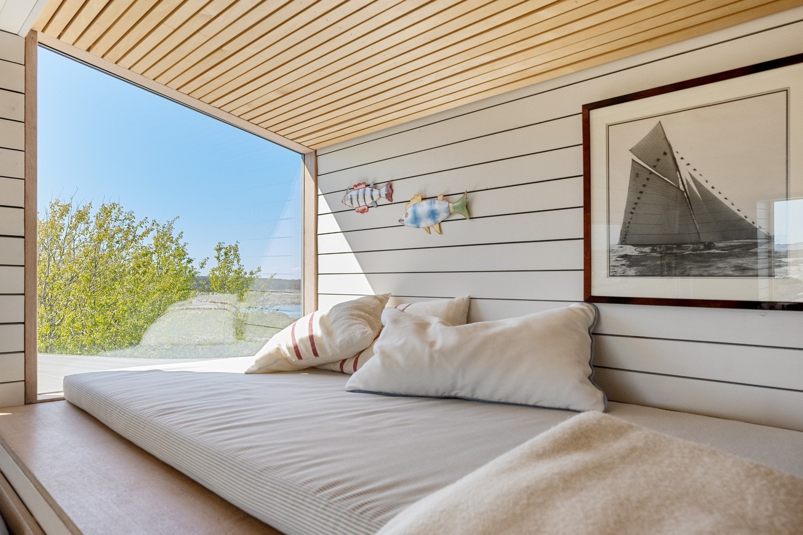 Her er det plassbygget en daybed, som også kan brukes til overnatting. Galleribilde