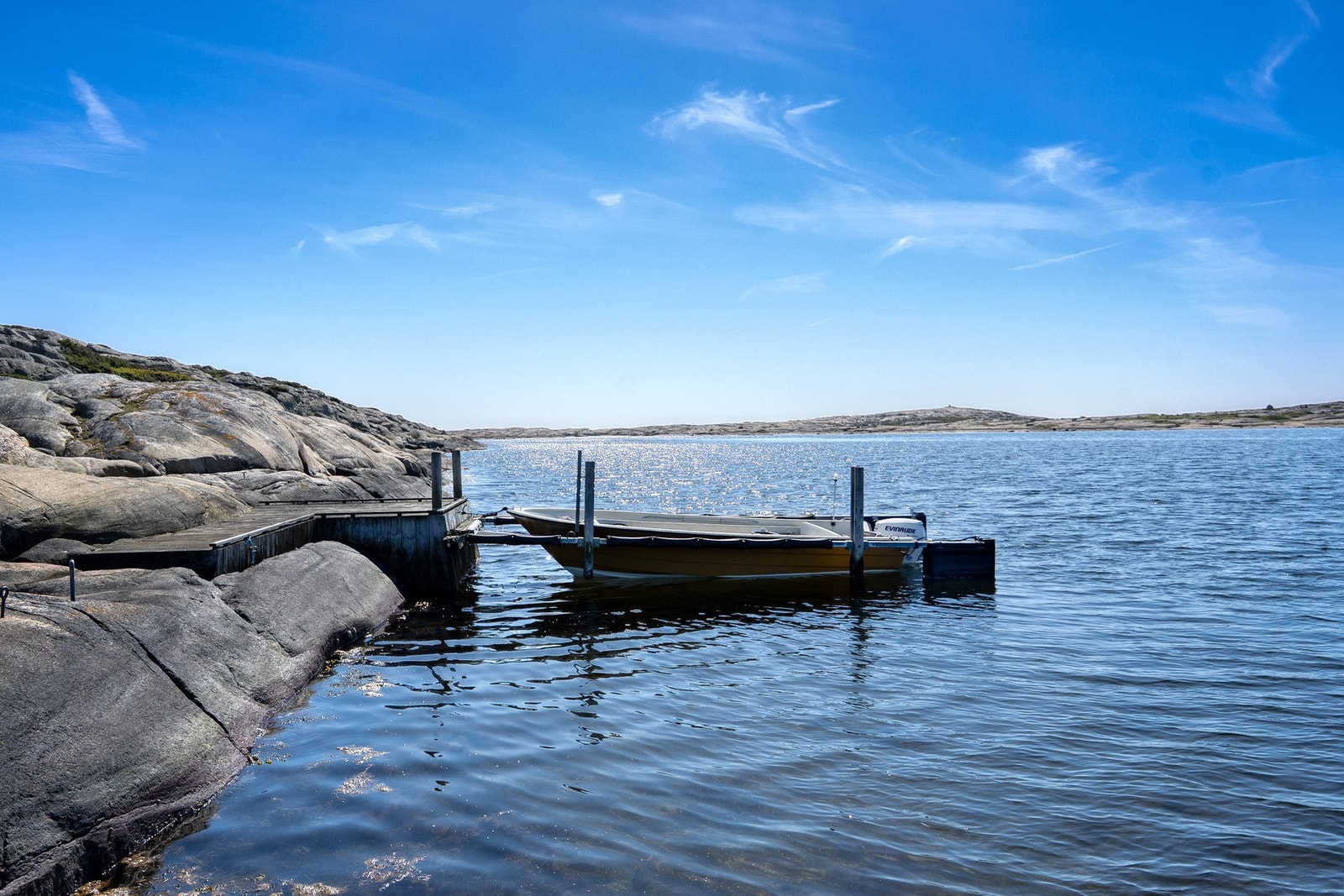 Hytta har egen brygge vest for eiendommen - med plass til tre båter (medfølger i festekontrakten). Galleribilde