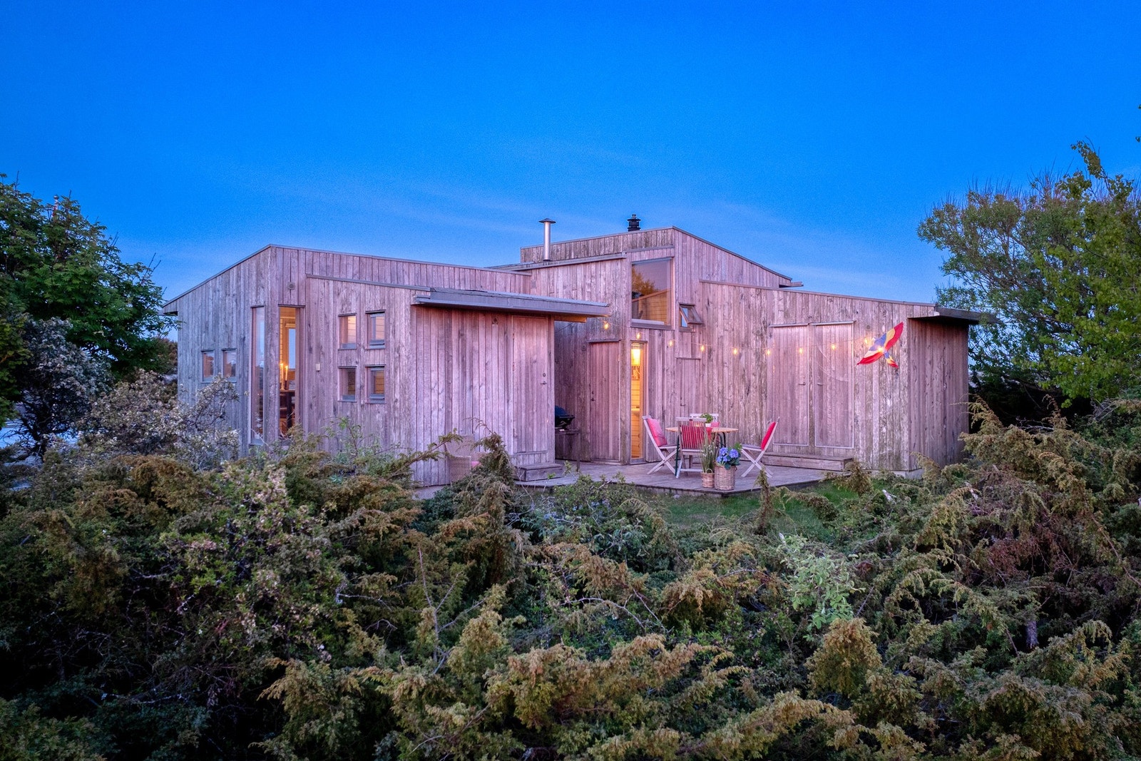 Hytta, som er arkitekttegnet, er kledd i ubehandlet osp med sinkdetaljer, og glir svært pent inn i de maritime omgivelsene. Galleribilde