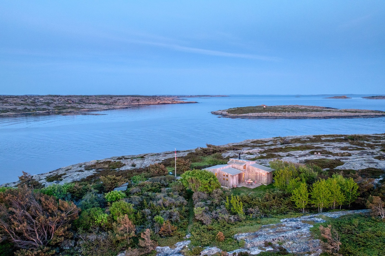 Eiendommen ligger rett over vannspeilet med vid utsikt over det ville skjærgårdslandskapet, kun 50 meter fra vannet. Galleribilde