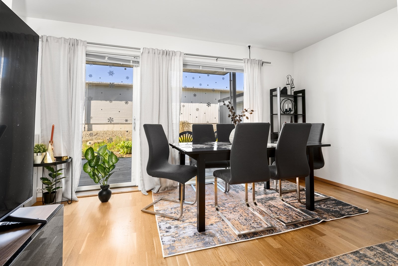 Leiligheten har gjennomgående parkett på gulv og listefrie overganger fra vegg til tak. Galleribilde