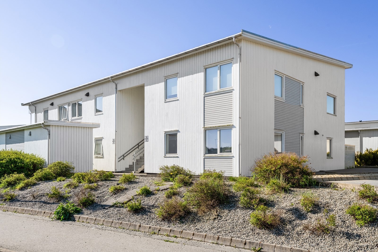Bygningen ble oppført i 2014, og sameiet Motlandshagen B6 og består av 17 boligseksjoner. Galleribilde