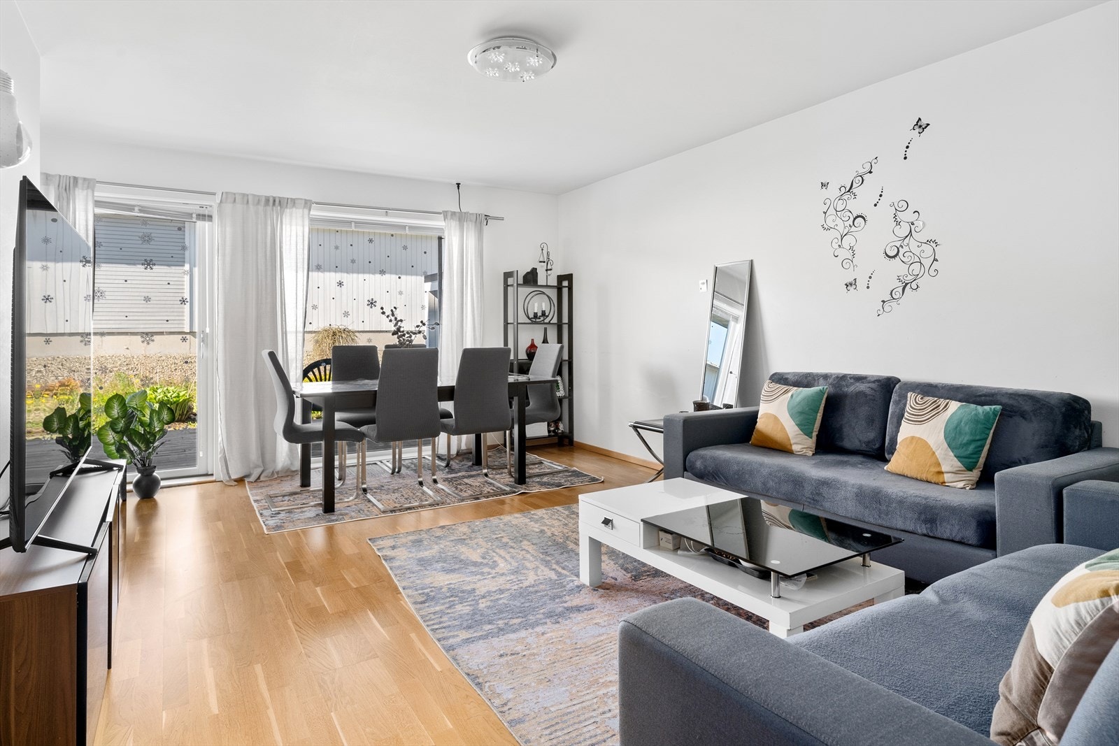 Stuen har god plass til å innrede med sofagruppe og spisebord i tilknytting til kjøkkenet. Galleribilde