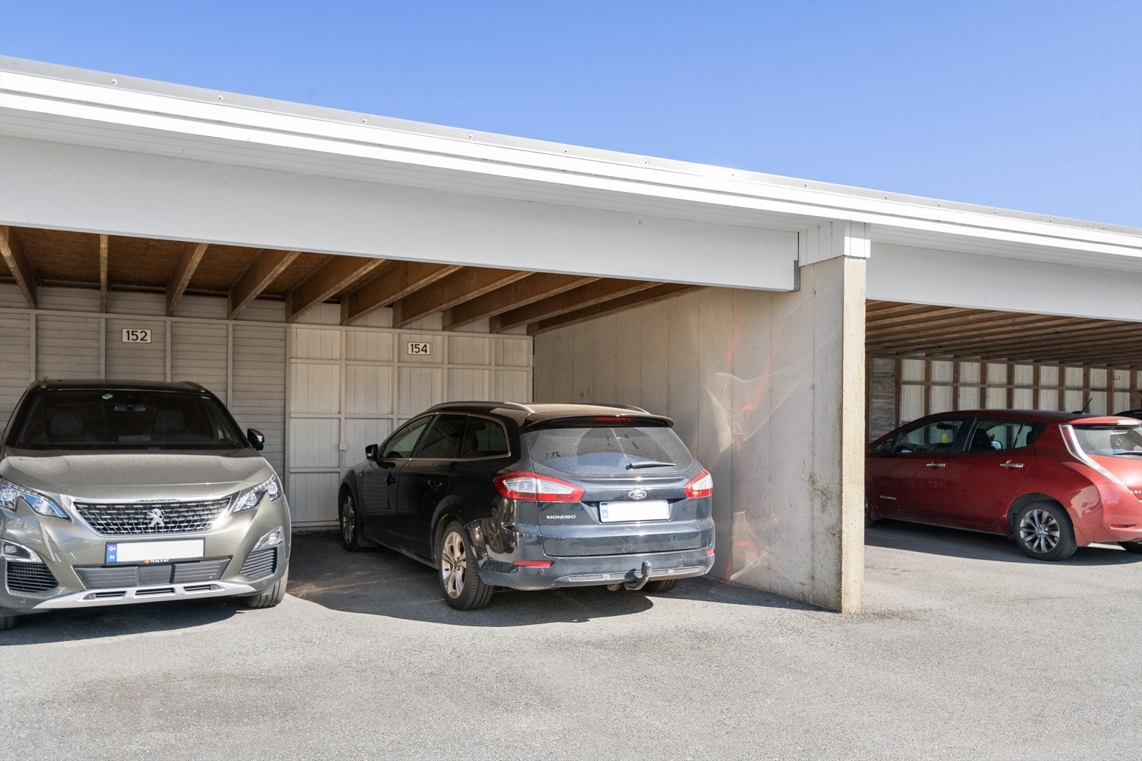 Leiligheten har fast parkering i carport. Galleribilde