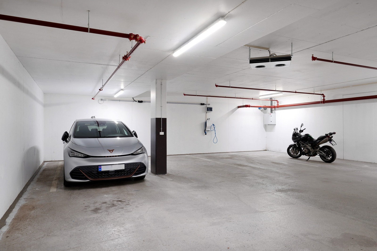 Boligen har egen parkeringsplass, med mulighet for lading av el-bil. Galleribilde