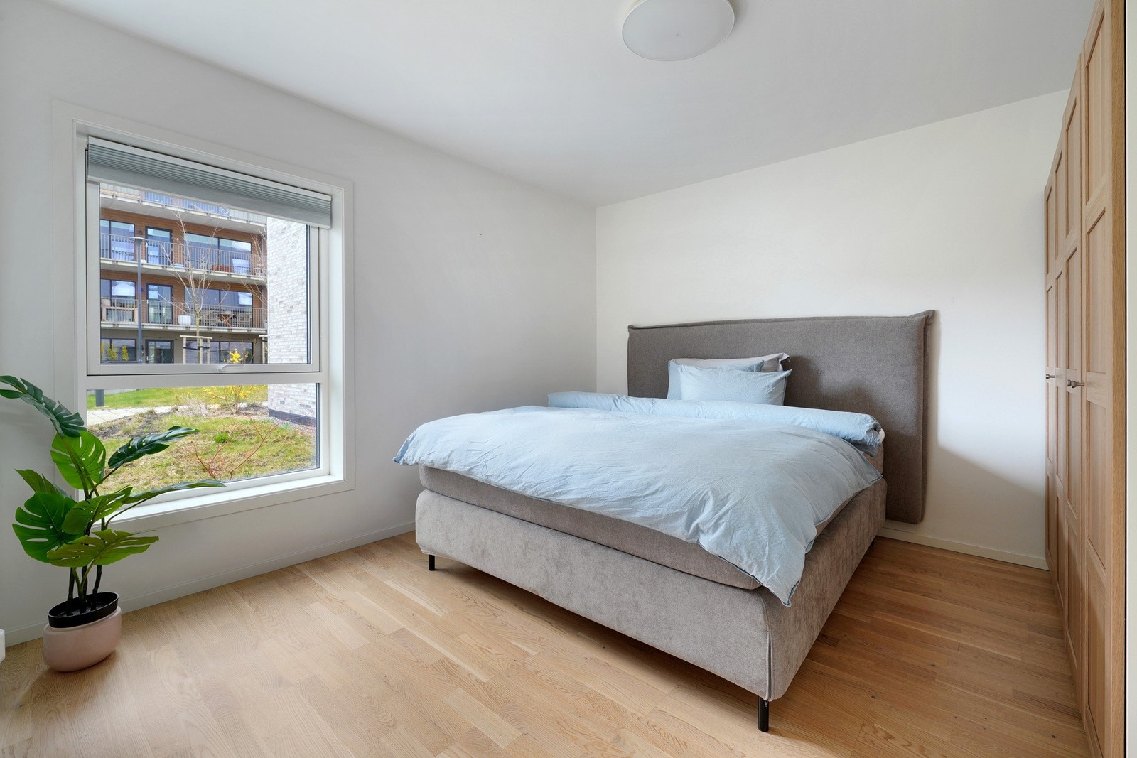 Romslig hovedsoverom med god skapplass Galleribilde