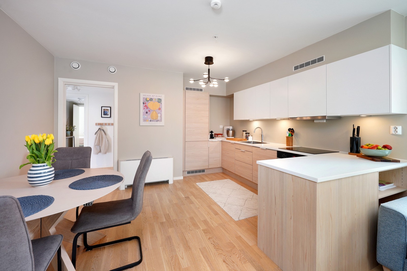 Kjøkkenet er stilrent med integrerte hvitevarer. Galleribilde