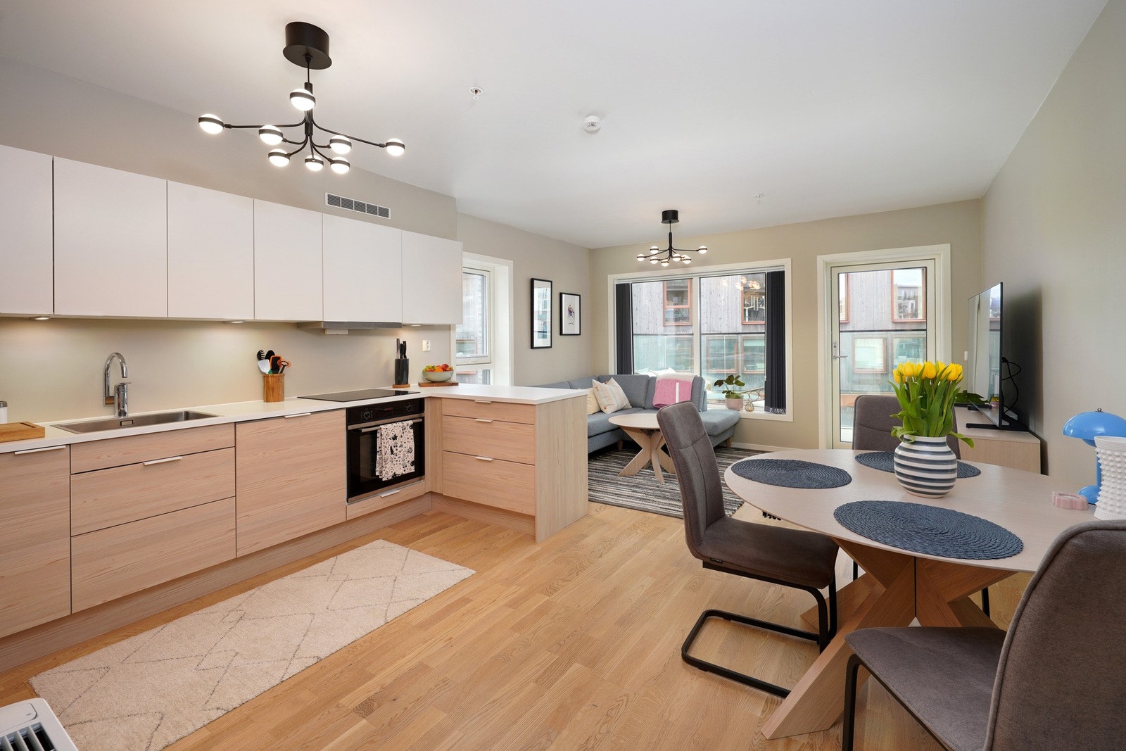 Stuen er stilren, med mye naturlig lys. Galleribilde