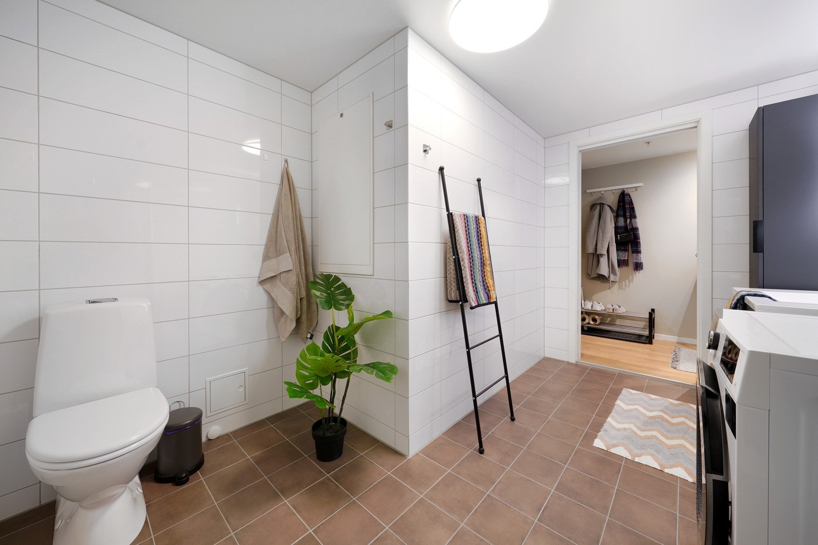 Nytt baderomsinteriør og speil ble satt inn i 2024 Galleribilde