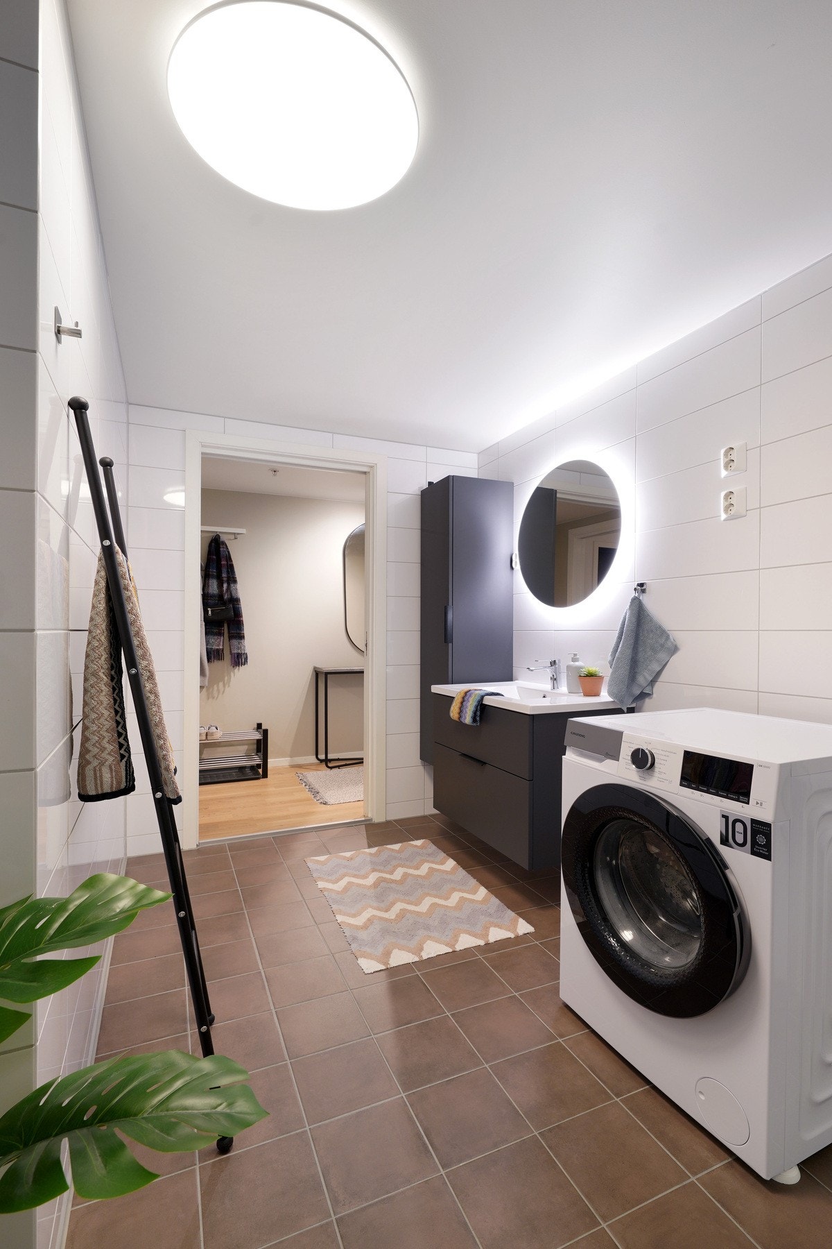 Badet er romslig og har opplegg for vaskemaskin. Galleribilde