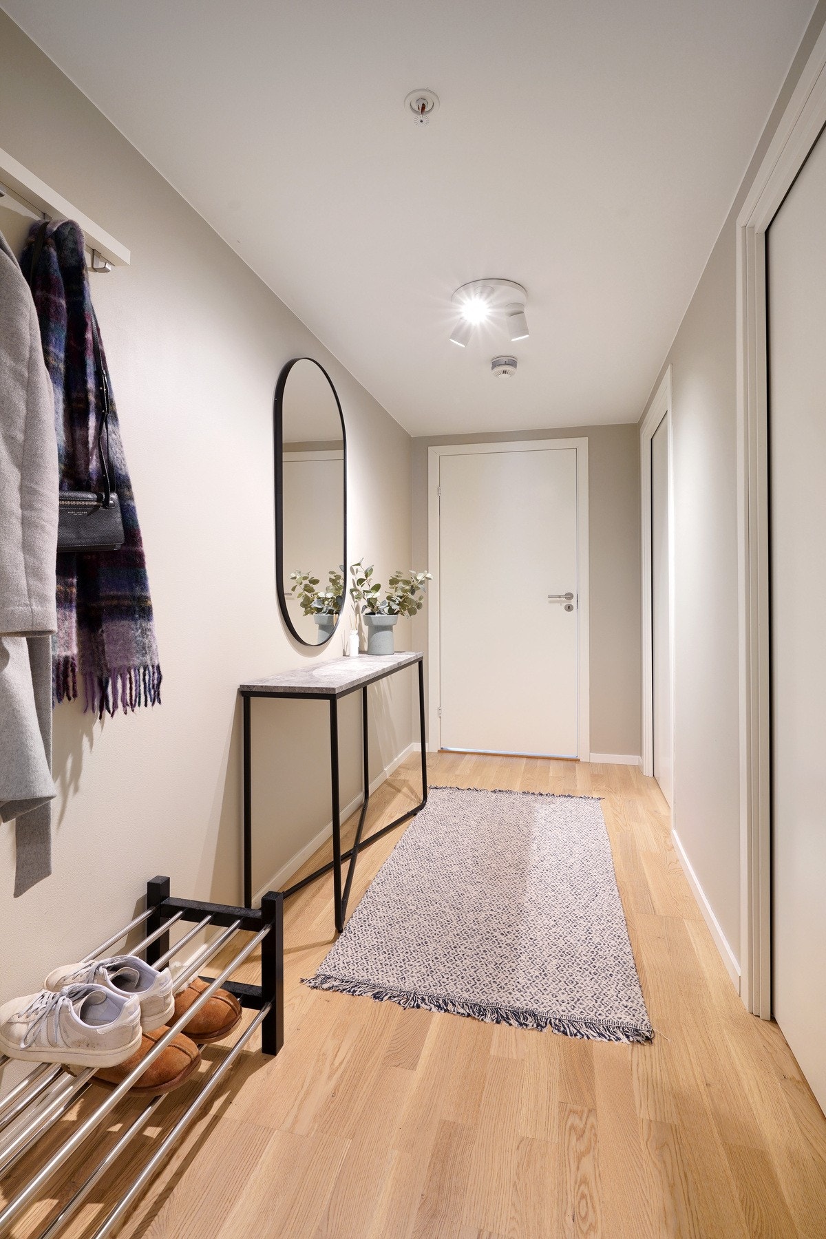 Koselig éntre med god plass til å henge opp yttertøy. Galleribilde