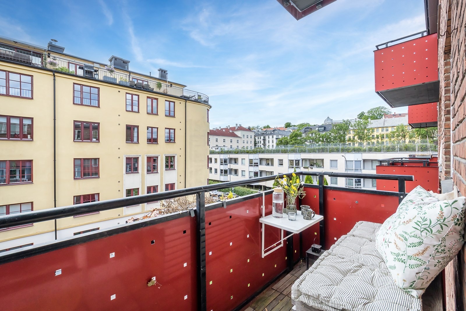 Leiligheten har tilgang til en koselig balkong vendt mot rolige omgivelser Galleribilde