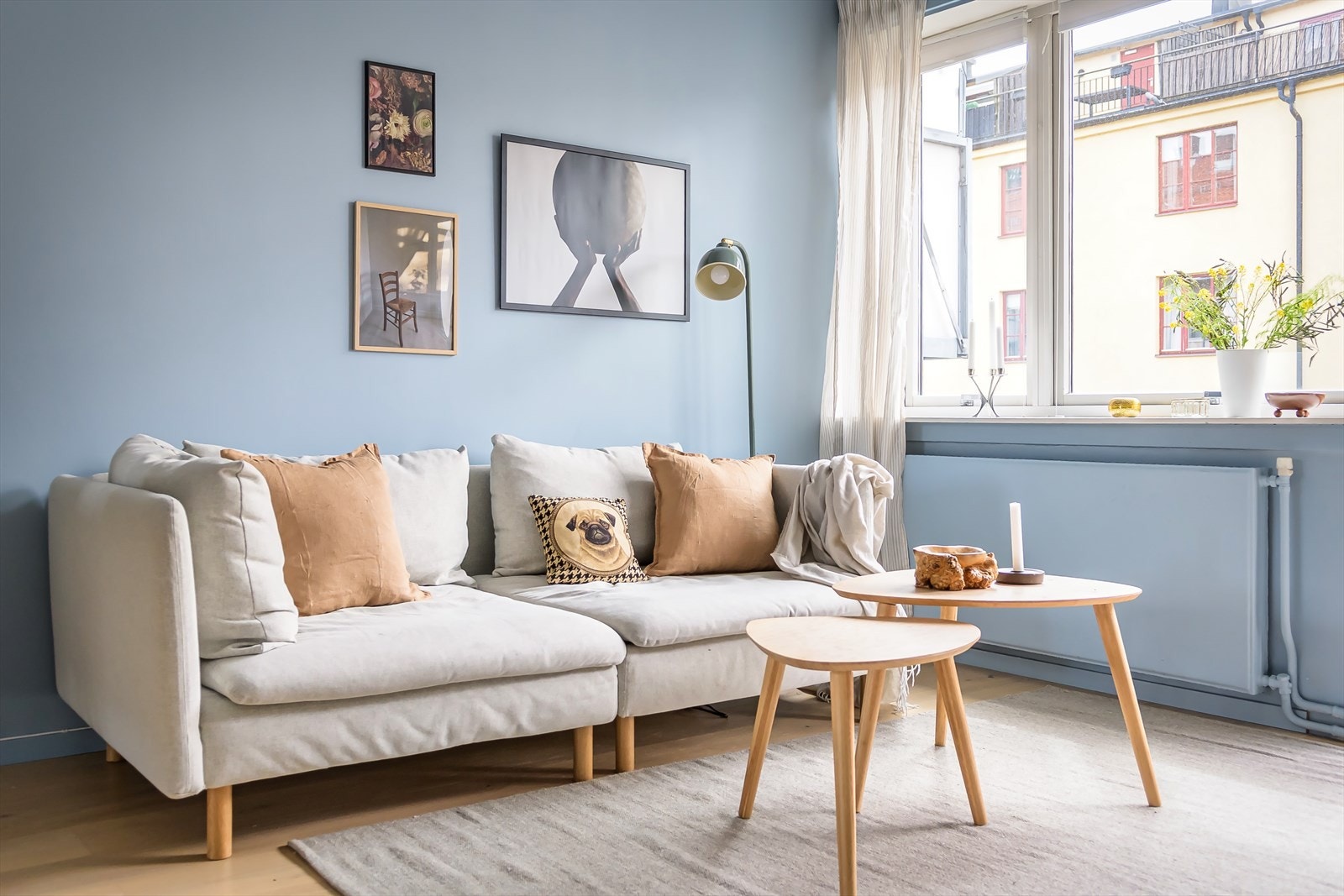 Den gode planløsningen gir rom for både sofagruppe, spisebord og annet møblement Galleribilde
