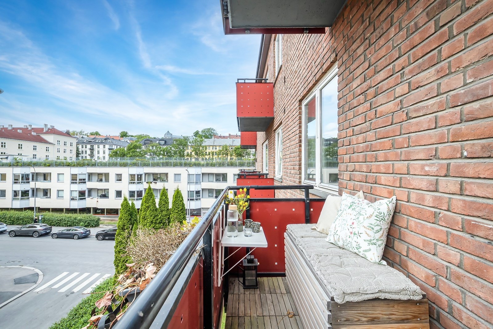 Det er utgang til en hyggelig syd/- vestvendt balkong på ca. 3 m² Galleribilde
