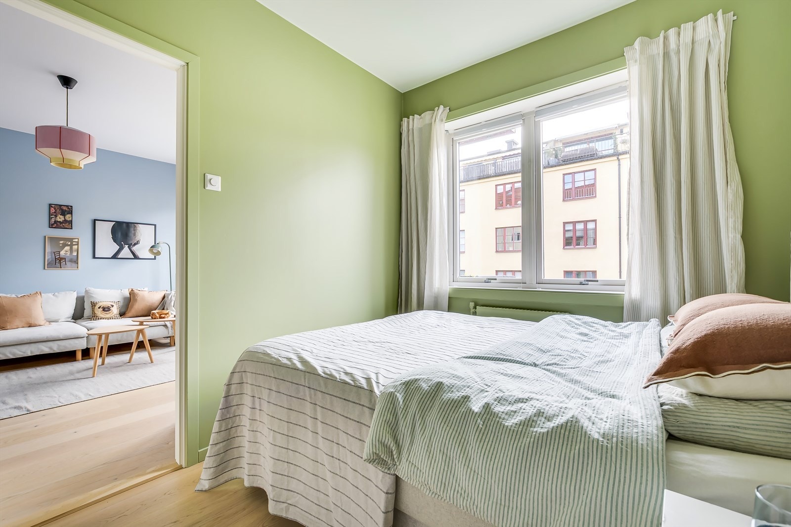 Oppvarming skje via vegghengt radiator Galleribilde