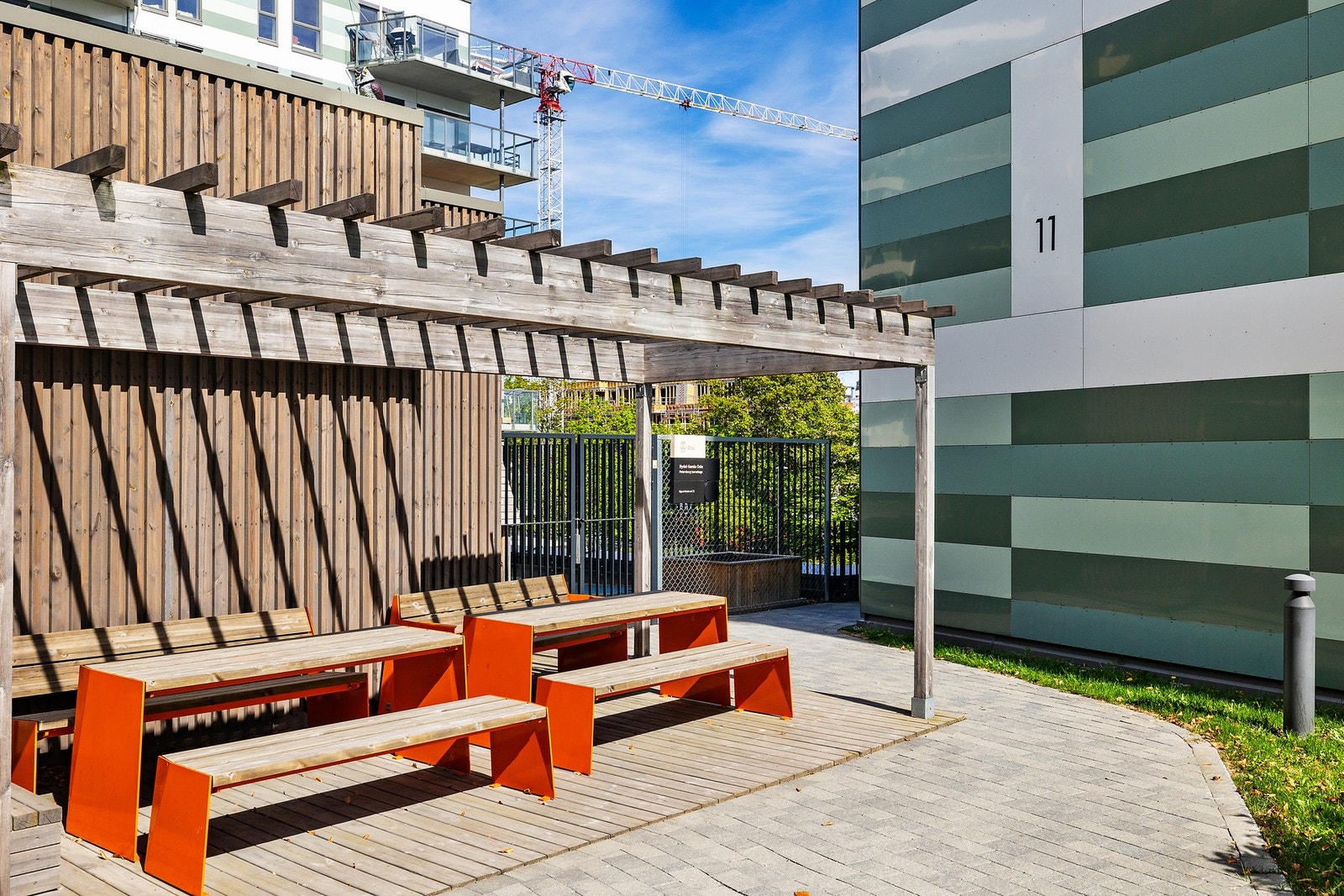 Bakgården er pent opparbeidet med bl.a. sittebenker for beboerne Galleribilde