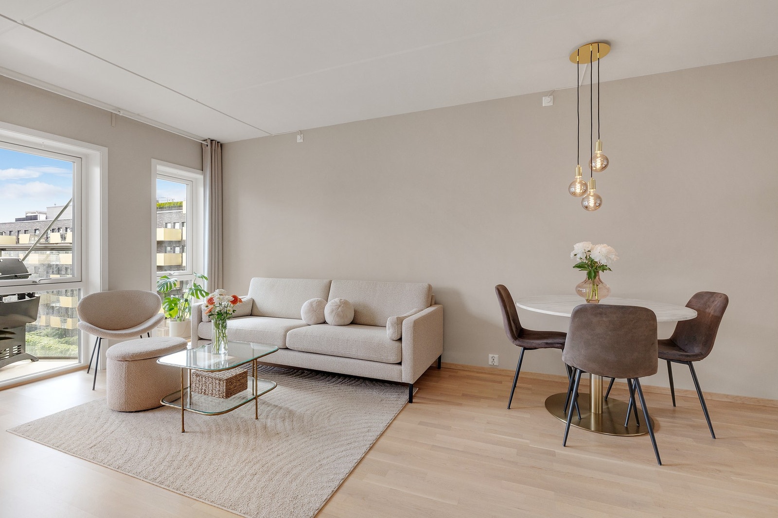 Lys og innbydende stue med flotte fargevalg på vegger og parkett på gulv. Galleribilde