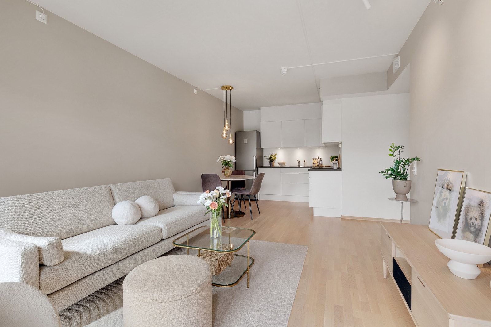 Det er god plass til sofagruppe i stue. Galleribilde