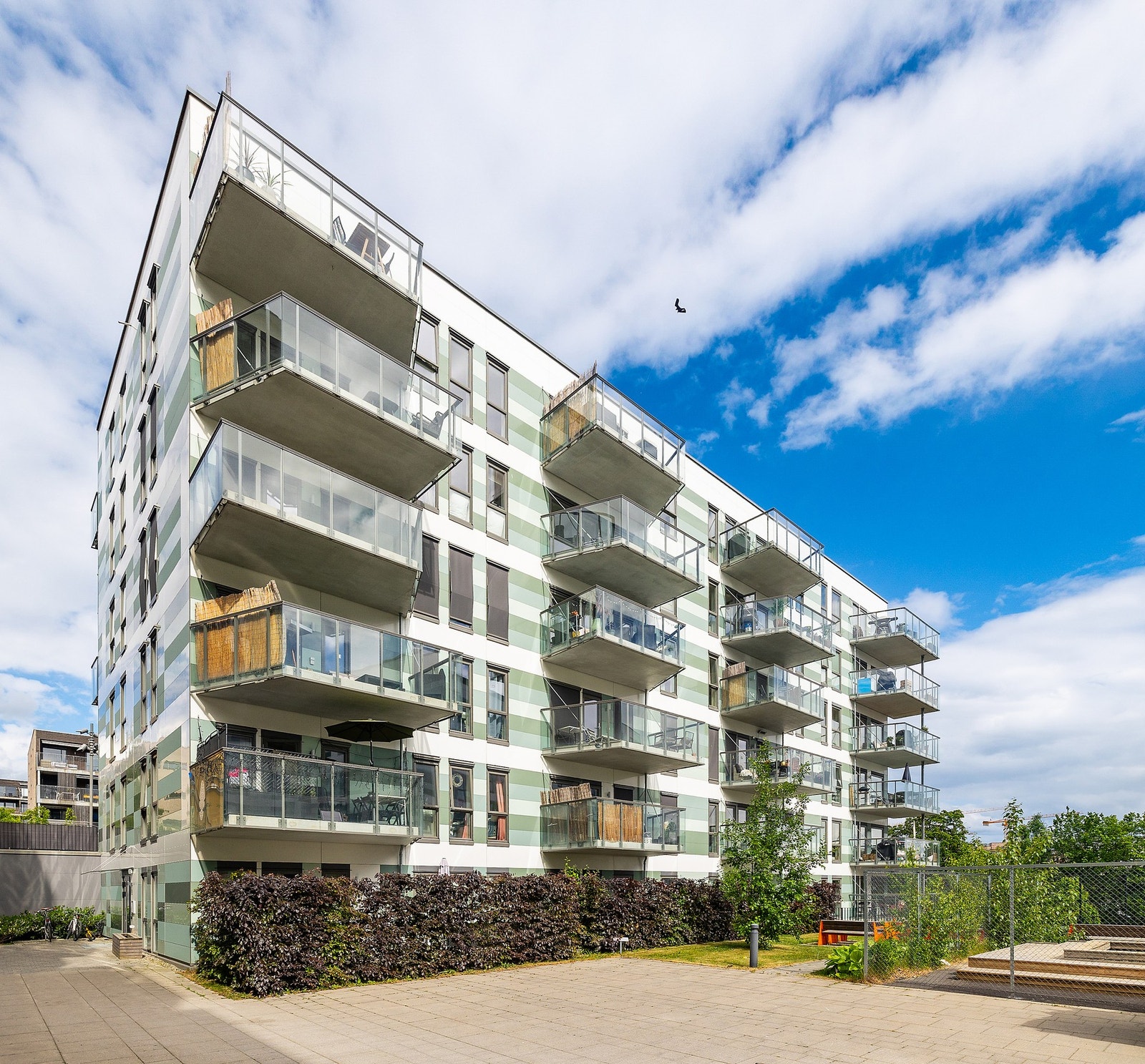 Sameiet sto ferdig i 2019 og boligen har fin og moderne fasade Galleribilde