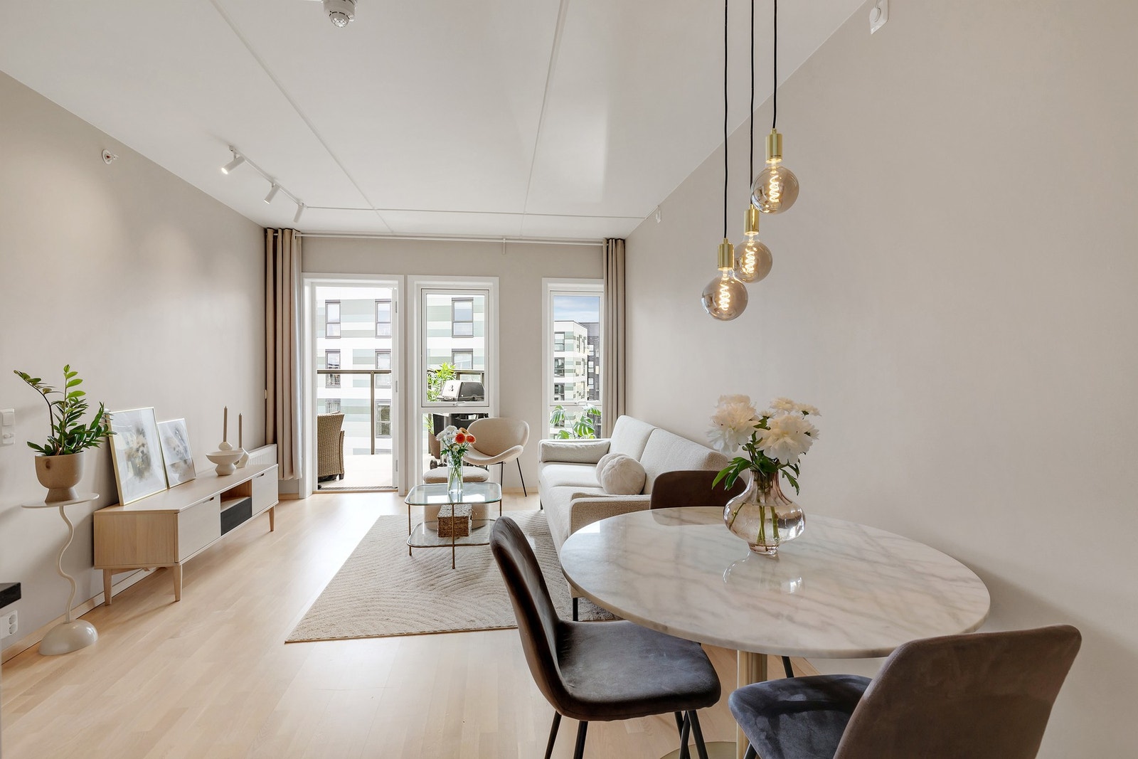 Leiligheten har en god planløsning og en praktisk åpen stue/kjøkken løsning. Galleribilde