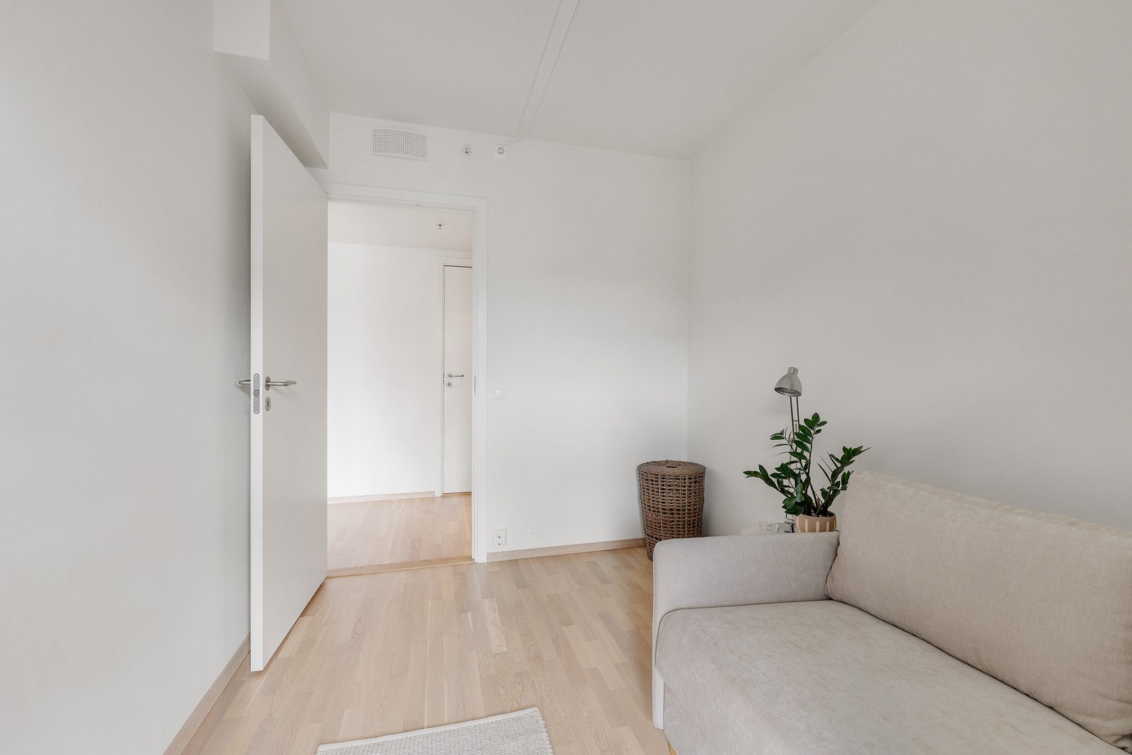 Her er det god plass til seng, nattbord og garderobeløsning. Galleribilde