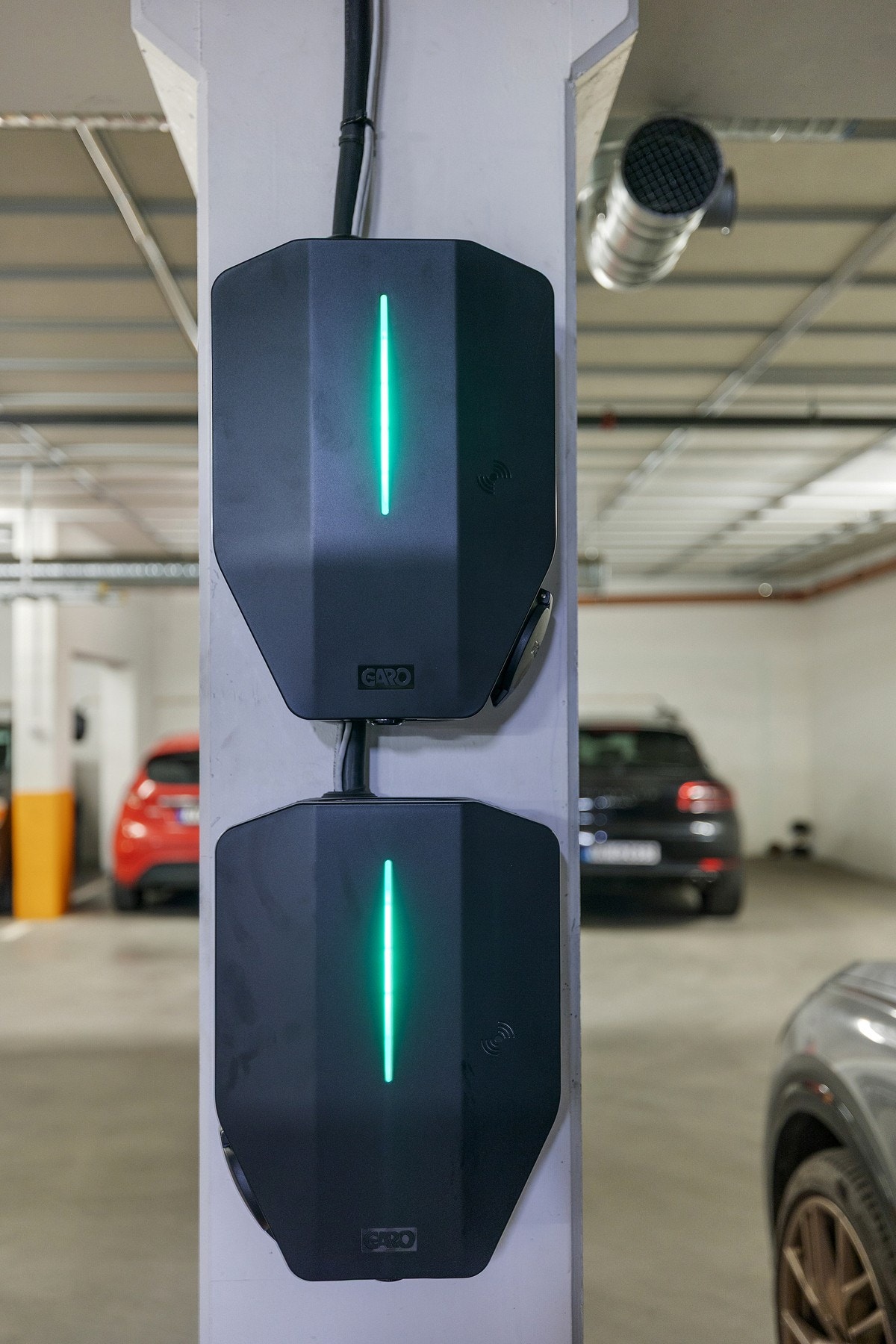 Parkeringsplass med el-bil lader. Galleribilde