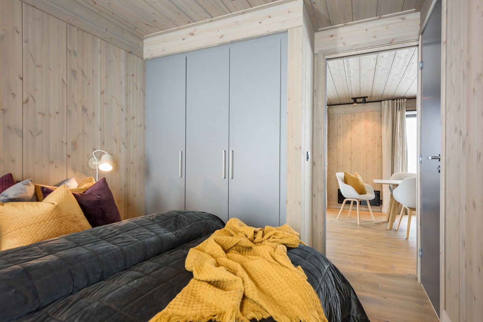 Smarte nisjeløsninger til garderober.
Foto fra visningshytte, modell Vy23ATH Galleribilde