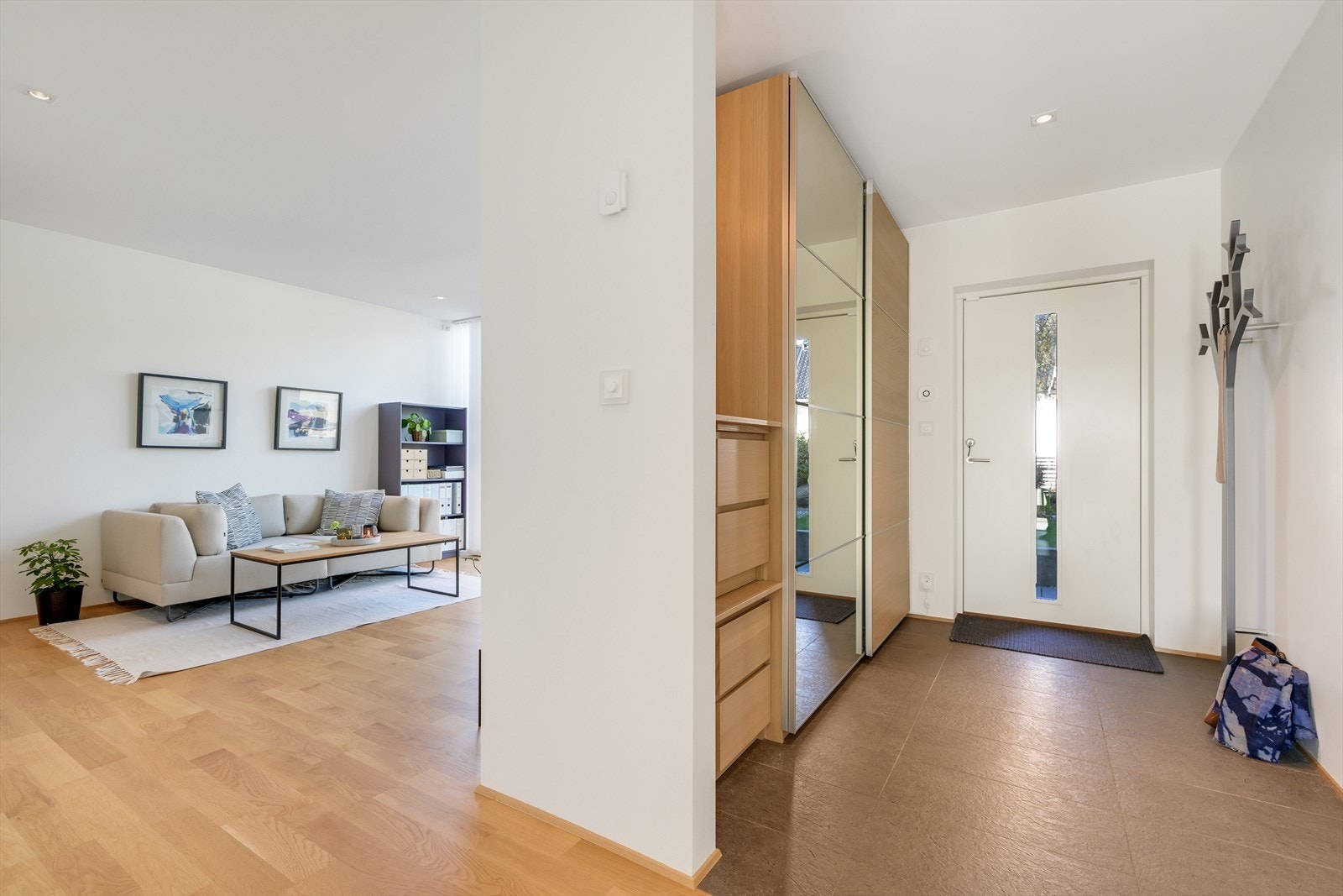 Entré med skyvedørsgarderobe. Galleribilde