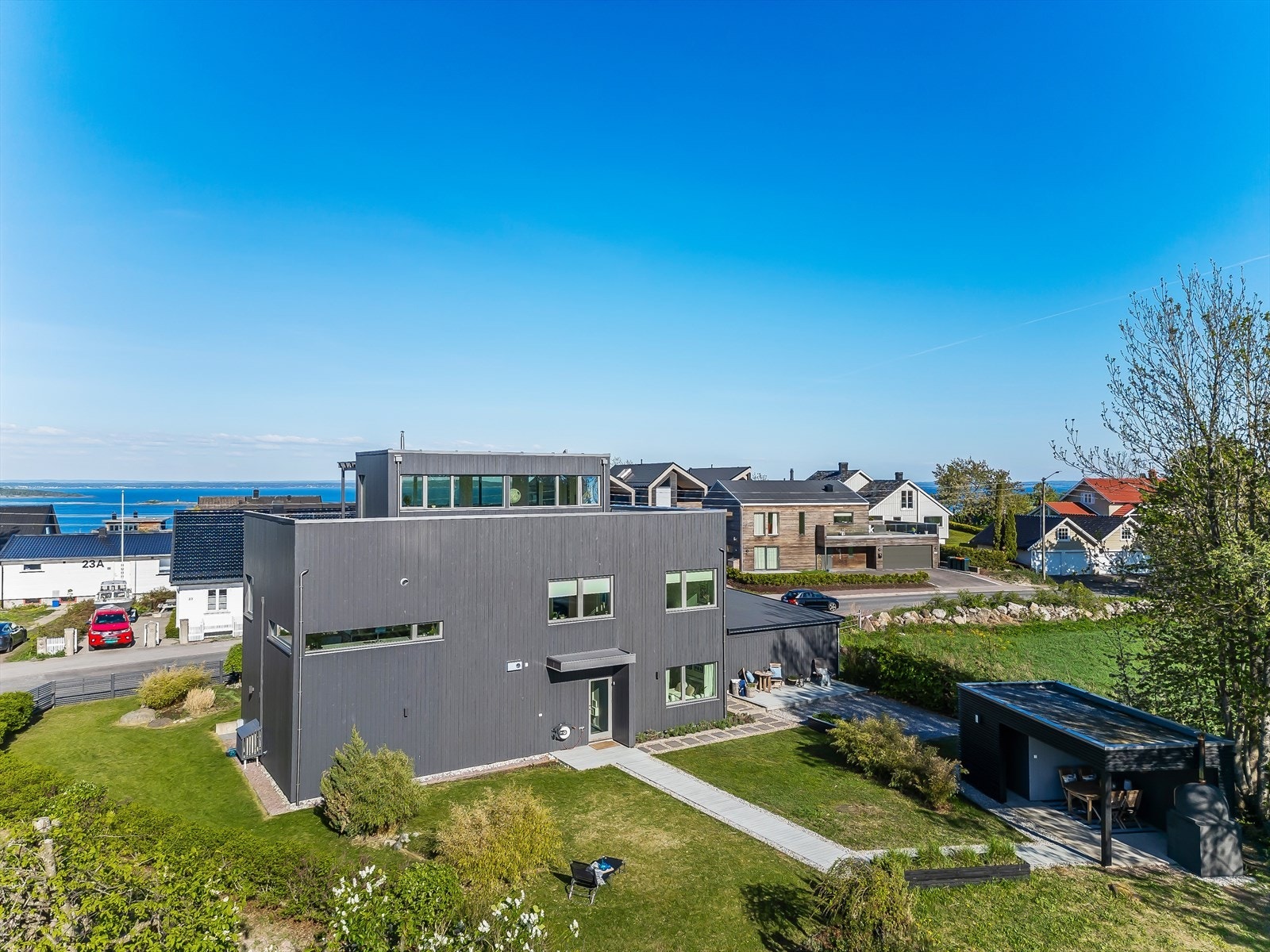 Fasade og hage. Galleribilde