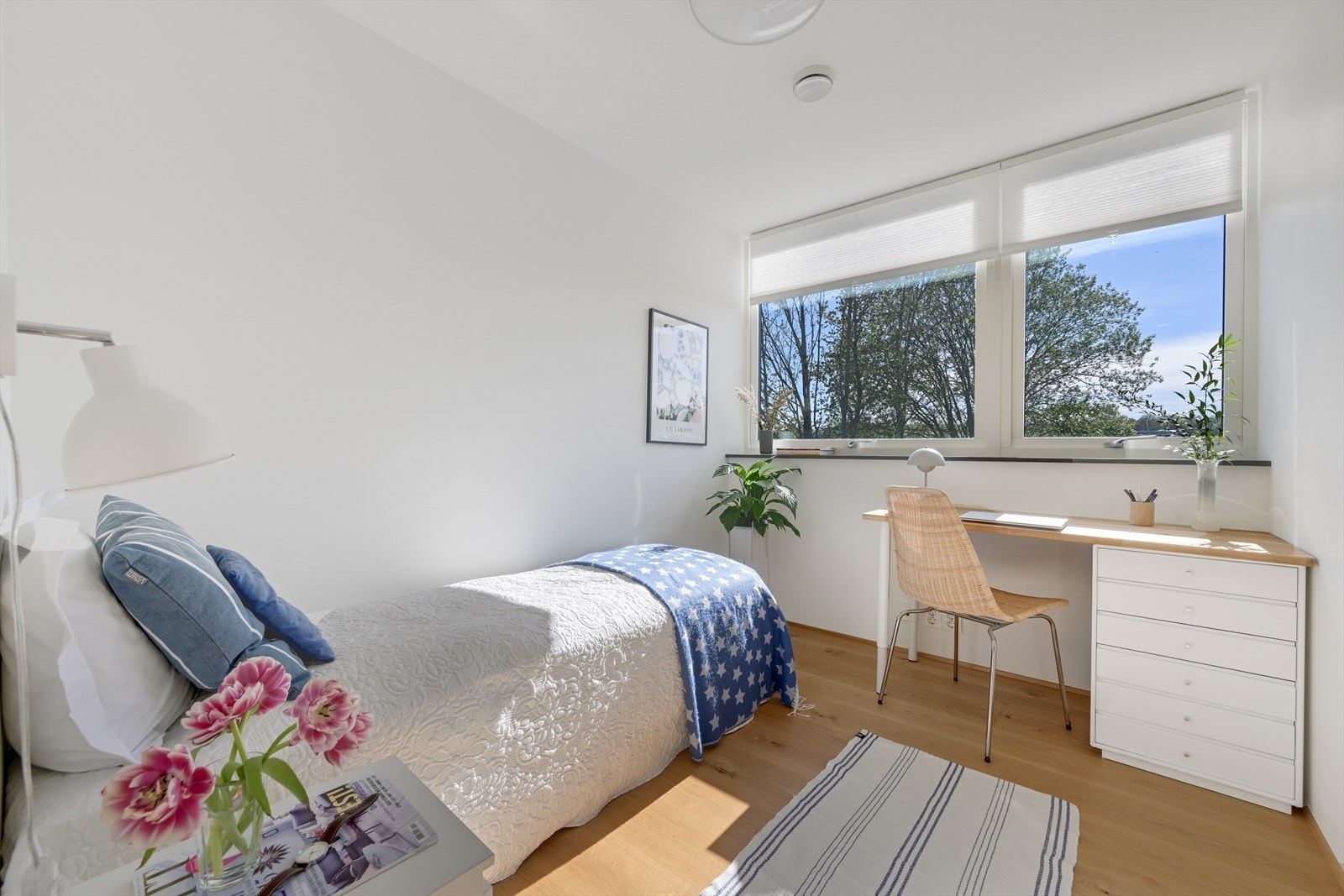 Kontor innenfor TV-stue. Galleribilde