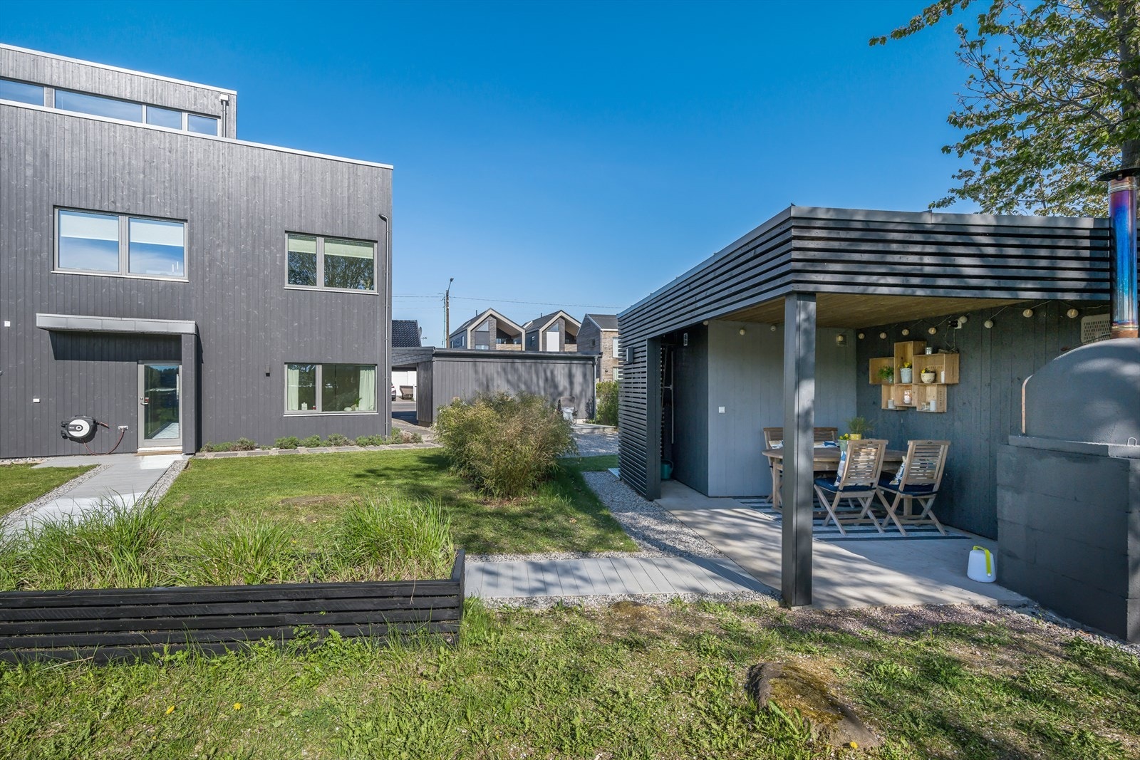 Hagestue med pizzaovn og utebod. Galleribilde