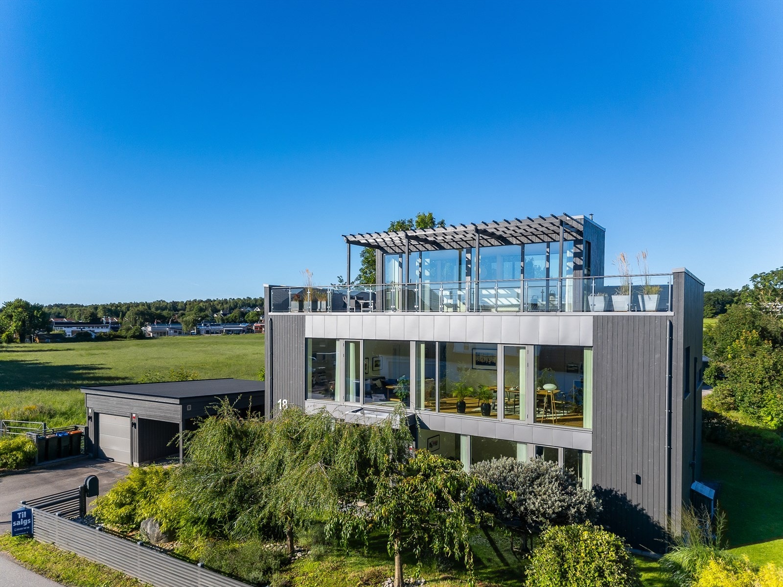 Fasade mot Damgata med hage i forkant. Galleribilde