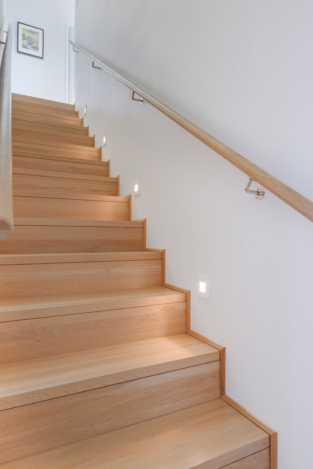 Trapp til 2. etasje med innfelte lys. Galleribilde