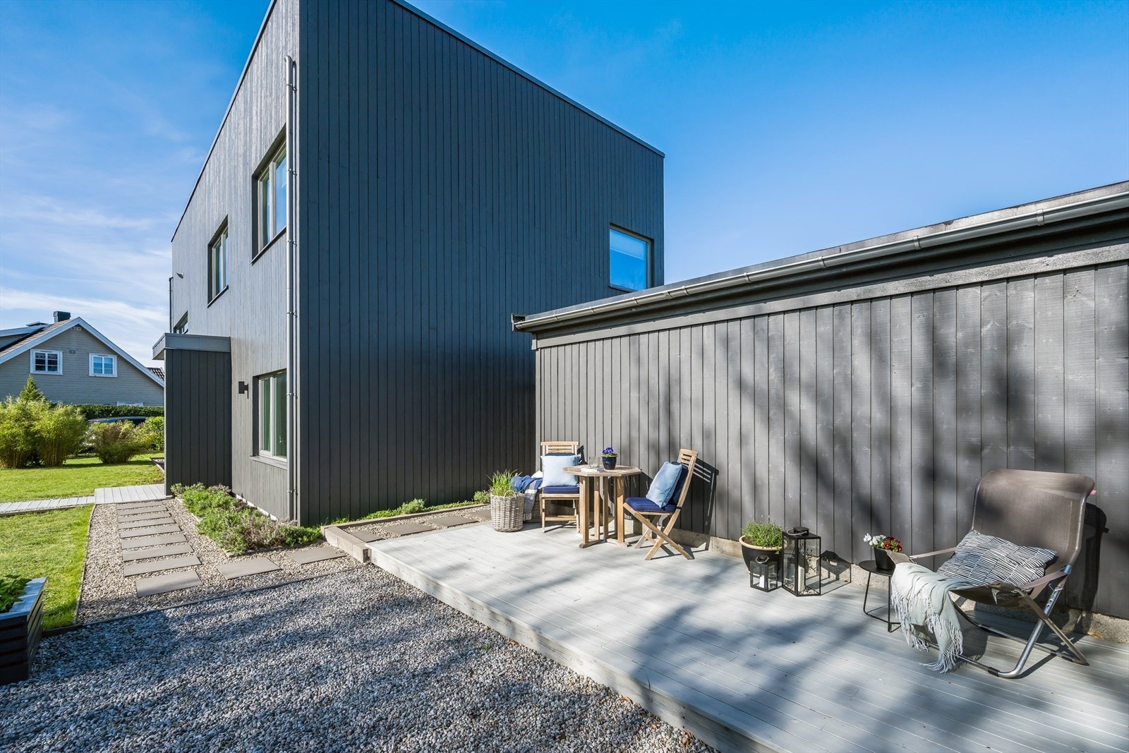 Solrik uteplass bak garasjen. Galleribilde