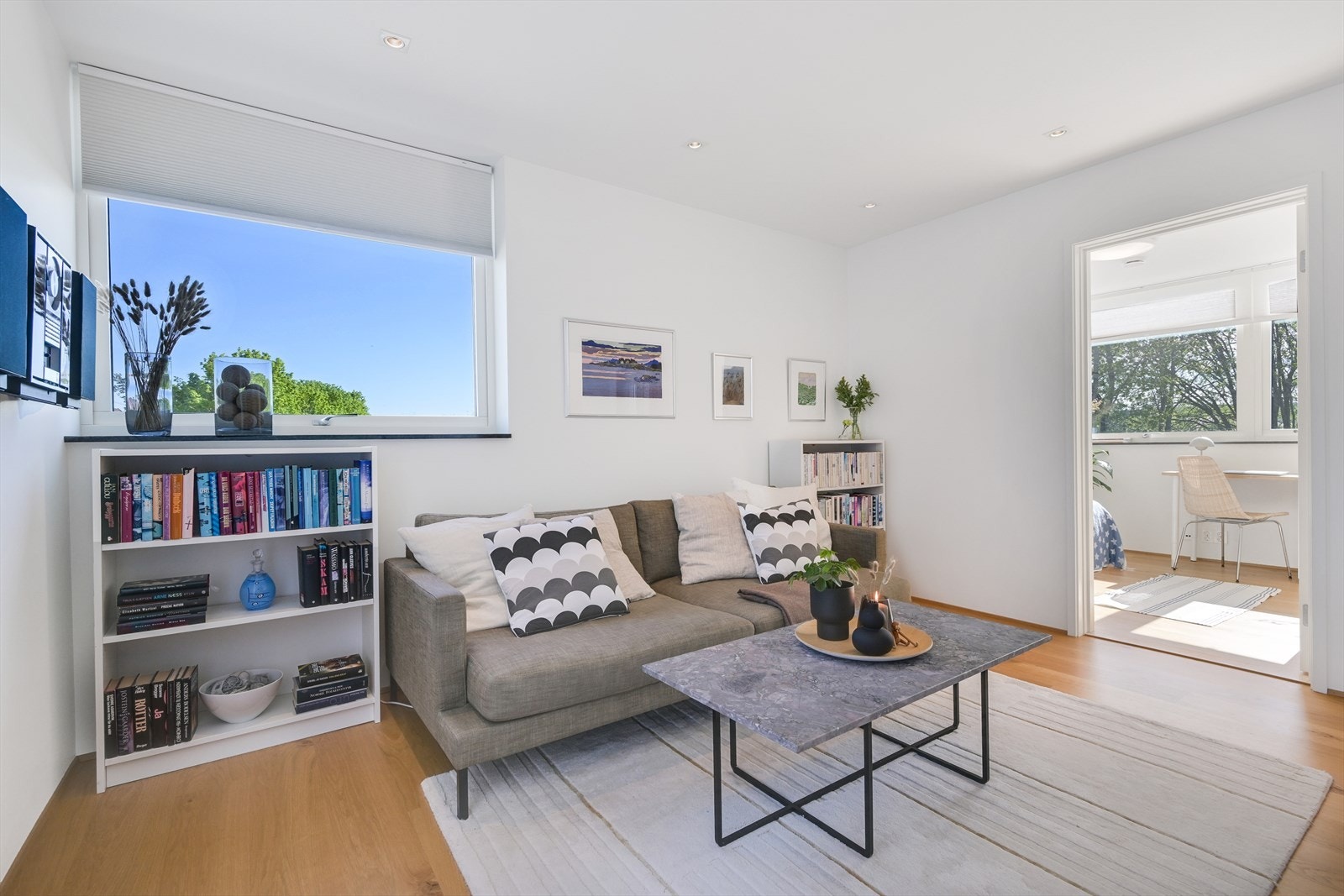 TV-stue med adkomst til kontor. Galleribilde