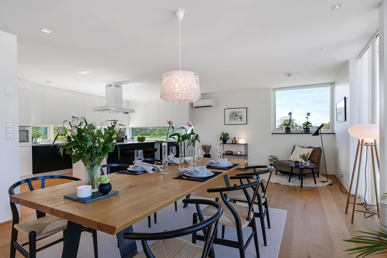 Spisestue med kjøkken i bakgrunnen. Galleribilde