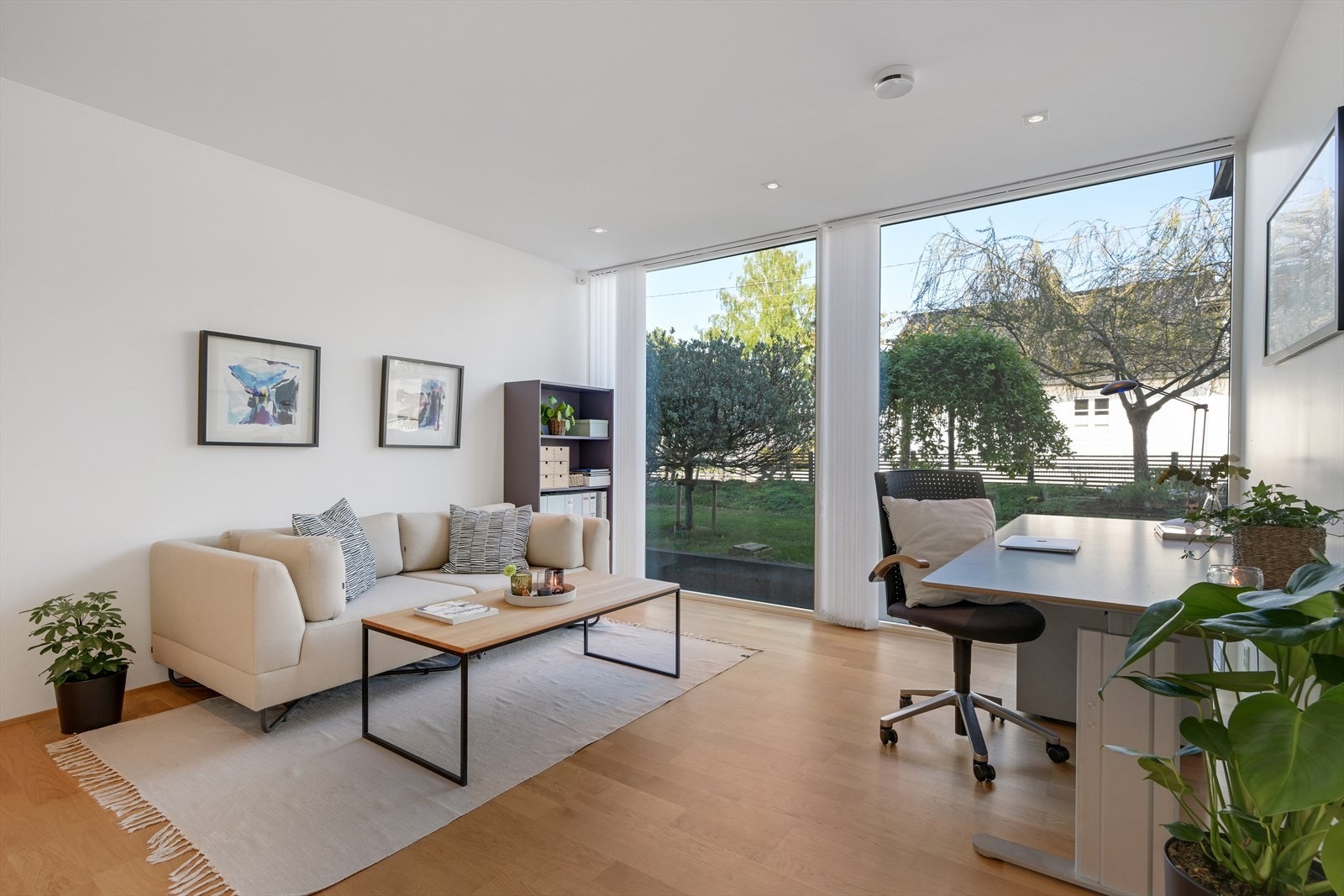 Stue i 1. etasje med gulv til tak vinduer og downlights. Galleribilde