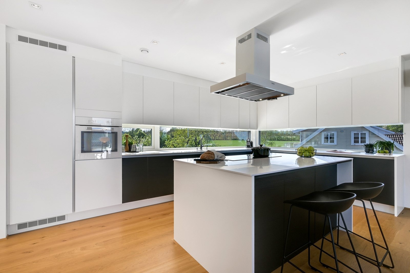 Miele fryseskap i full høyde, Miele kjøleskap i full høyde. Bred smal Induksjonstopp og stekeovn. Løst vinskap og mikrobølgeovn i skap medfølger. Galleribilde