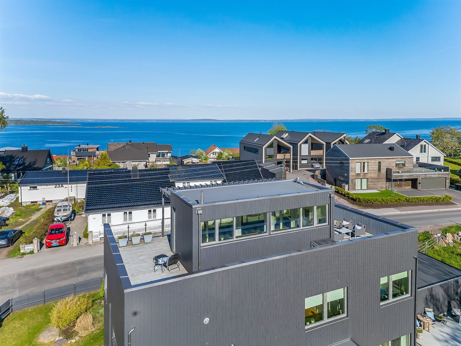 Fasade sett fra vest, med loftstue og takterrasse med sol og utsikt. Galleribilde